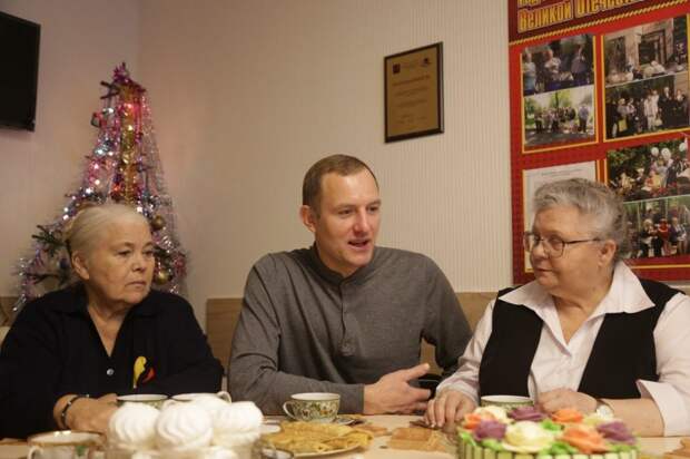 Алексей Беляев в совете ветеранов на улице Цандера. Фото: префектура СВАО alt
