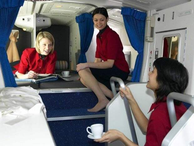 секретные комнаты для стюардесс, секретные комнаты в самолётах, комнаты отдыха для стюардесс