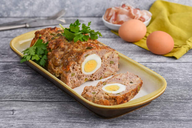 Мясной рулет с яйцами. \ Фото: strudelandschnitzel.com.