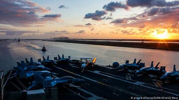 Авианосец ВМС США Авраам Линкольн в Суэцком канале
