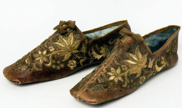 Экспонат Русского музея. Сафьяновые туфли с золотной вышивкой. Листайте дальше.
