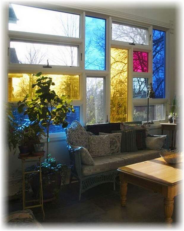 Необычные окна с разноцветными стеклами