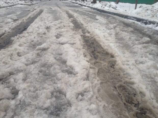 Во дворе на Долгопрудной ликвидировали «озеро» из талого снега