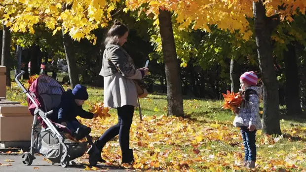 Путин заявил, что в России ведут работу по улучшению условий для женщин с детьми