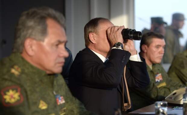 Владимир Путин на военных учениях 