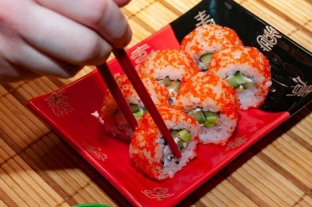 Цены на суши и роллы в России продолжат расти — эксперт Кузьмин о будущем японской кухни
