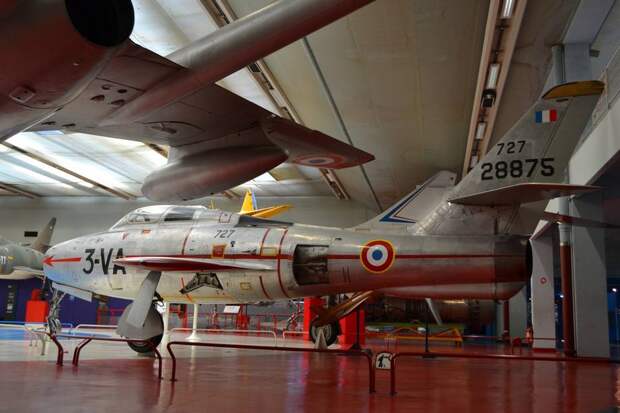 Главным отличием F-84F от предыдущих модификаций F-84 было стреловидное крыло. С его помощью фирма «Рипаблик» надеялась дотянуть характеристики самолета до уровня конкурента – Норт Америкен «Сейбр», и даже превзойти этот лучший американский истребитель того времени. Для этого она пошла на рискованный шаг, сделав полностью «гладкую» несущую поверхность без средств стабилизации обтекания. Предкрылки, аэродинамические перегородки или «запилы», которые были на крыльях разных модификаций F-86, снижали подъемную силу и увеличивали сопротивление в горизонтальном полете, но без них ухудшились срывные свойства и самолет F-84F на некоторых режимах (прежде всего, в маневренном воздушном бою) был более опасен для своего пилота, чем для противника.