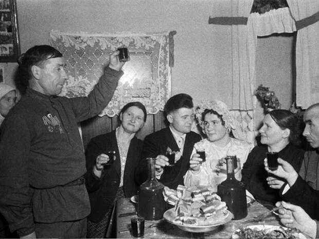 Как проходило застолье по-советски
