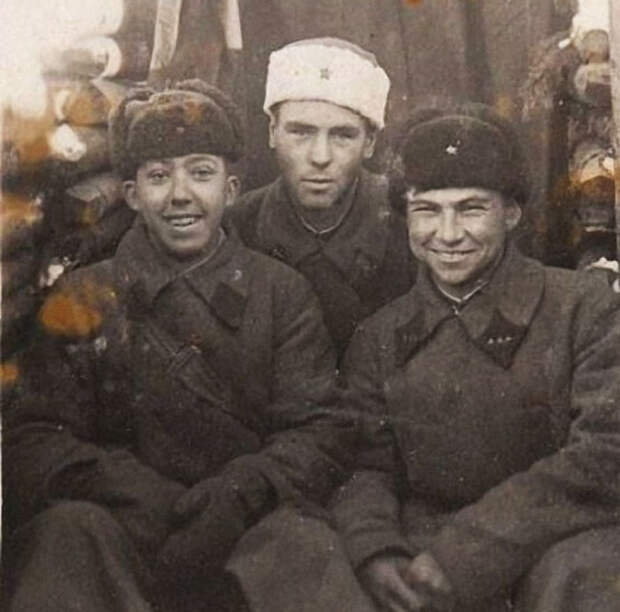 Юрий Никулин и его фронтовые друзья Юрий Никулин и его фронтовые друзья