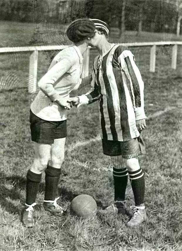 Игроки британского и французского женского футбола - поцелуи перед матчем во Франции в 1920 году история, черно-белая фотография, юмор