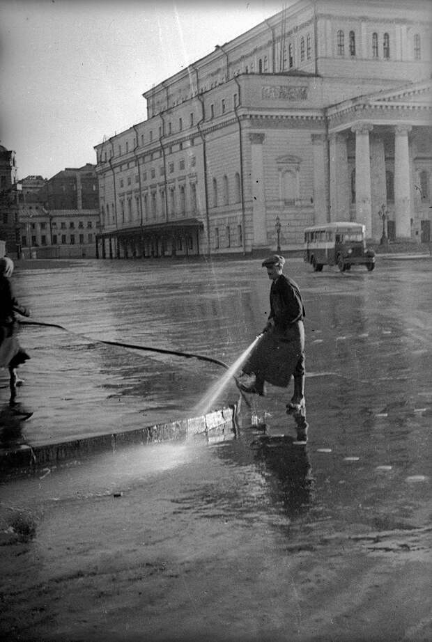 РЕДКИЕ атмосферные кадры старой Москвы 1930-50-х (ФОТО)