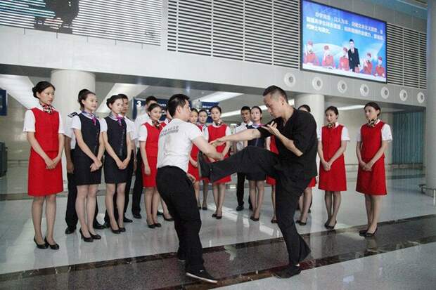 Суровые тренировки китайских стюардесс
