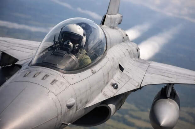 В Индии после учебного вылета разбился истребитель Tejas