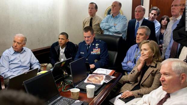 Снимок, официально опубликованный Белым Домом 1 мая 2011 года. На нём Барак Обама, Хиллари Клинтон и Джо Байден узнают о смерти Осамы бин Ладена. В последний момент пресс-служба заметила на столе перед Клинтон секретный документ и довольно грубо его замалевала в «Фотошопе».