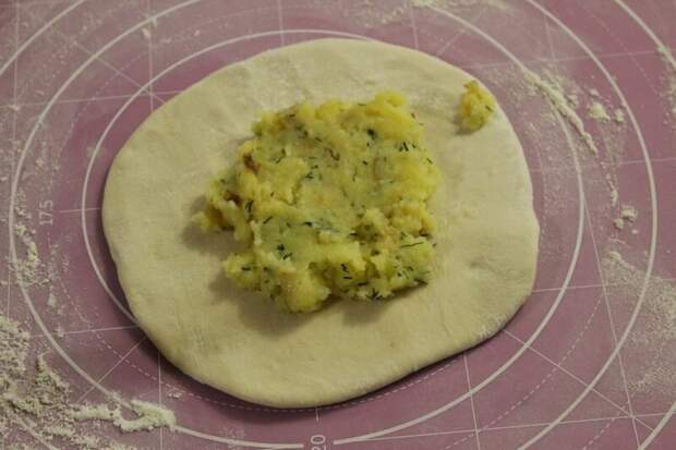Пирожки тонкие с картошкой. Постная кухня, но я такие пирожки готов есть каждый день, 365 раз в году - такие вкусные...