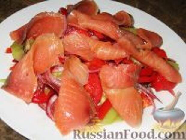 Фото к рецепту: Салат с семгой и киви