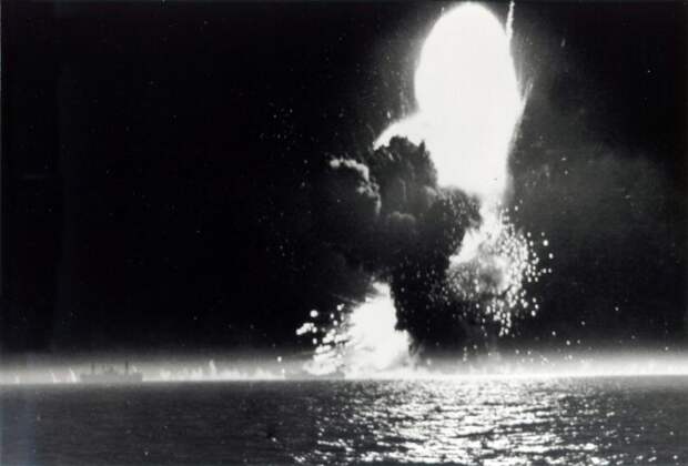 Взрыв американского транспорта «Пол Хэмилтон» (класс «Либерти»), торпедированного немецким торпедоносцем Ju-88. 20 апреля 1944 г. Великая отечественая война, архивные фотографии, вторая мировая война