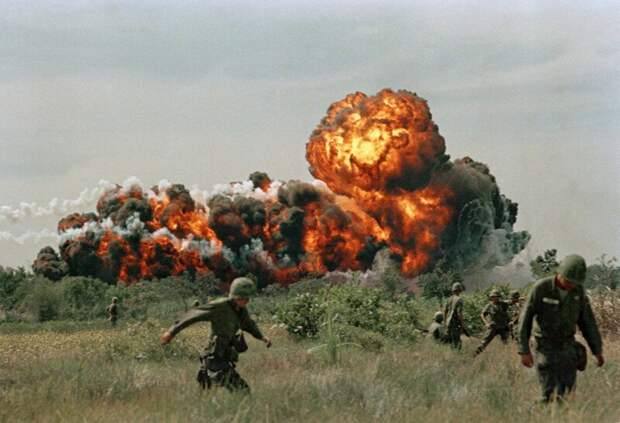 Морпехи США на фоне волны напалма в Южном Вьетнаме. 1966 г. история, ретро, фото