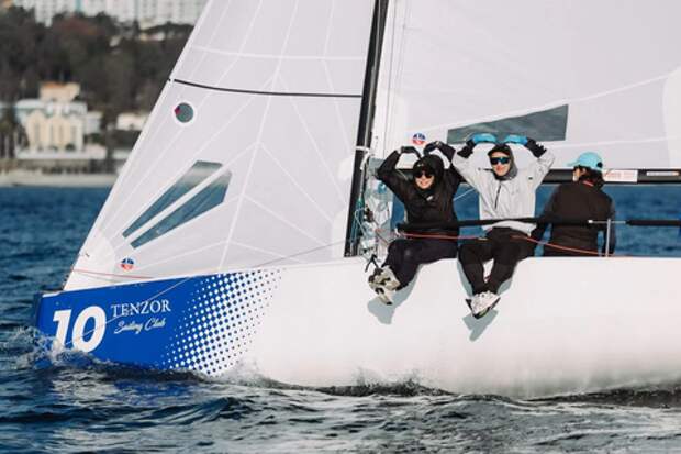 Неожиданные повороты и внезапный триумф: в Сочи прошёл четвёртый этап парусной серии Кубка ЮФО