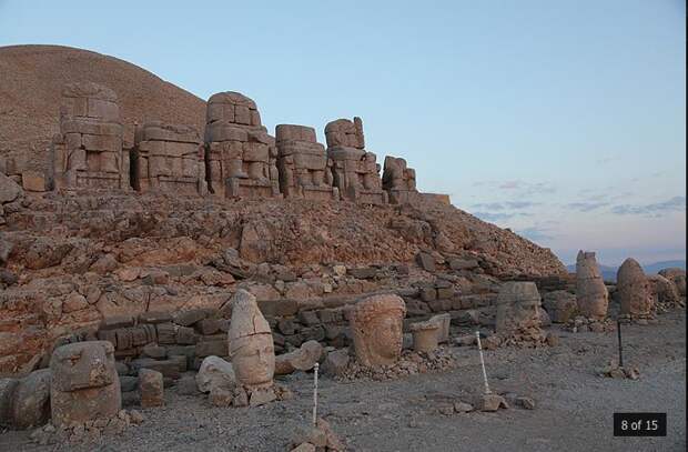Пятидесятиметровый курган Антиоха на вершине горы Нимрут