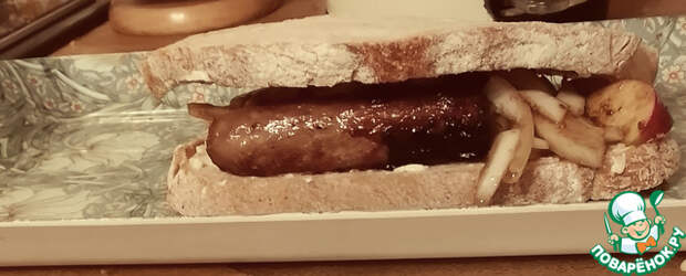 Сэндвич с колбасками и яблоками