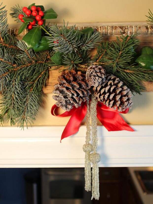 Еловые и сосновые шишки в качестве новогоднего декора.