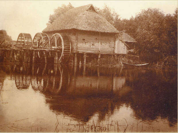 23. Водяная мельница с тремя колесами 100 лет назад, россия, фото