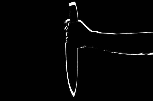 Около девяти ударов ножом нанес 41-летний мужчина своей жене в Рославле из-за ревности