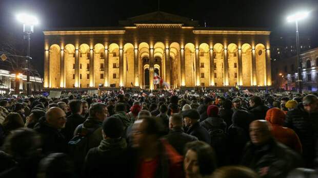 В Тбилиси толпы протестующих заполнили практически всю улицу