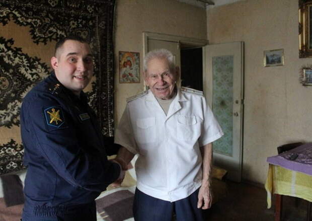 Российские военнослужащие в Киргизии поздравили ветеранов ВВС с Днем защитника Отечества