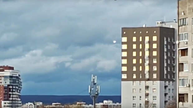 В небе над Самарой жители сняли неопознанный светящийся объект