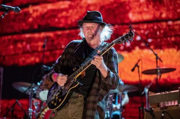 Neil Young. /Фото: s.yimg.com