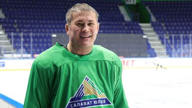 «Тяжело»: глава Башкирии назвал форму хоккеистов доспехами и вышел на лед