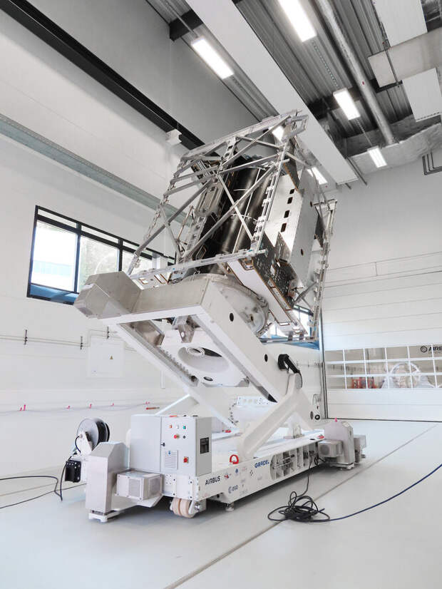 Ультрафиолетовый спектрометр высокого разрешения UVS. 