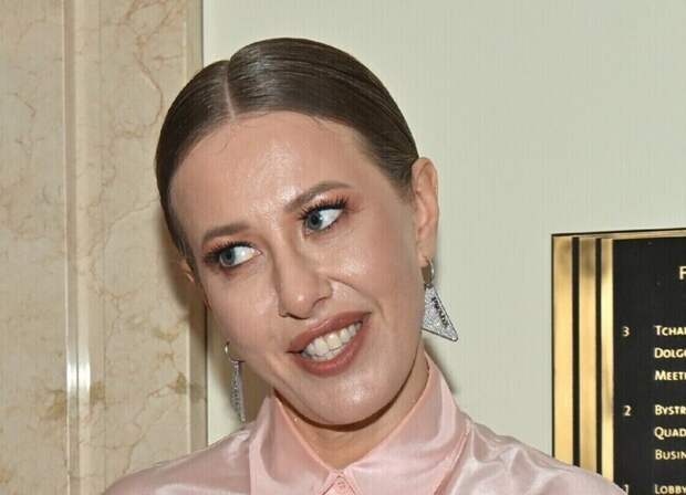 Ненакрашенная Собчак вышла на связь из постели, прикрываясь одеялом