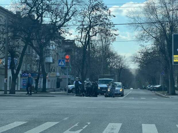 Толпа пездюков на самокатах передвигается по проезжей части