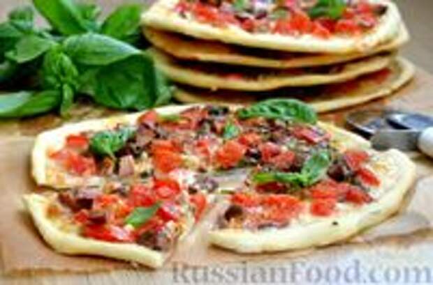Фото к рецепту: Пиццетты с помидорами, маслинами и моцареллой