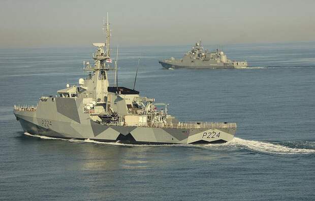 Российский флаг, как оберег от "новых пиратов"