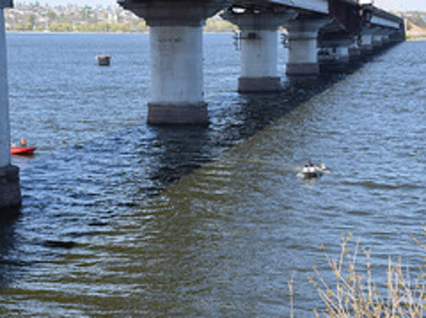 В Николаеве патрульный до приезда спасателей вытащил из воды девушку, которая спрыгнула с Варваровского моста В Николаеве патрульный до приезда спасателей вытащил из воды девушку, которая спрыгнула с Варваровского моста