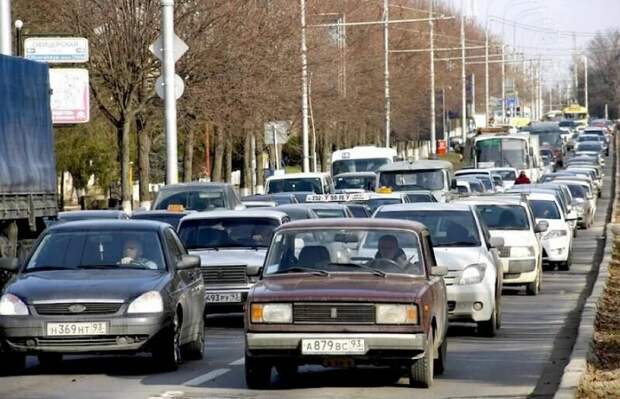 Отечественные авто на улицах российских городов (иллюстрация из открытых источников)