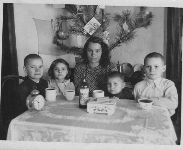 Новый год 1946 Павел Свид, 1946 год, Украинская ССР, г. Ужгород, из архива Татьяны Семеновой.
