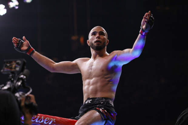 Турнир UFC 304 должен был стать определяющим в карьере бойца родом из Дагестана Мухаммада Мокаева. Но даже после очередной победы отрекшийся от России спортсмен остался без контракта.-2