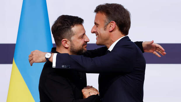 Фото: Yoan Valat / Pool / AP📷Президент Франции Эмманюэль Макрон пообещал Владимиру Зеленскому поставить Киеву истребители Mirage 2000-5 и сколотить коалицию стран, готовых отправить военных инструкторов для подготовки украинских военнослужащих на территории Украины