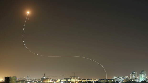 Противоракетная система Железный купол перехватывает ракеты, запущенные из сектора Газа в направлении Израиля - РИА Новости, 1920, 15.05.2021