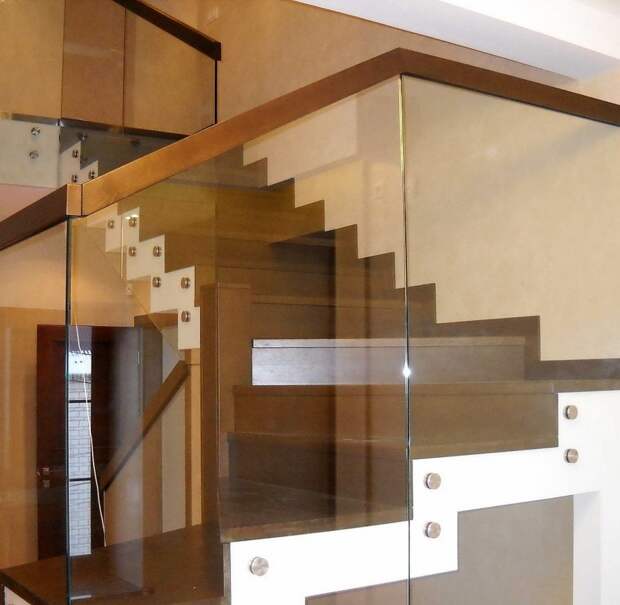 Стеклянные перила лестницы