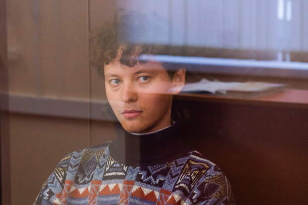 Певец Шарлот вступил в коллектив колонии, исполняющий патриотические песни