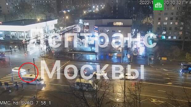 Переходивший дорогу на красный пешеход попал под колеса легковушки на северо-востоке Москвы