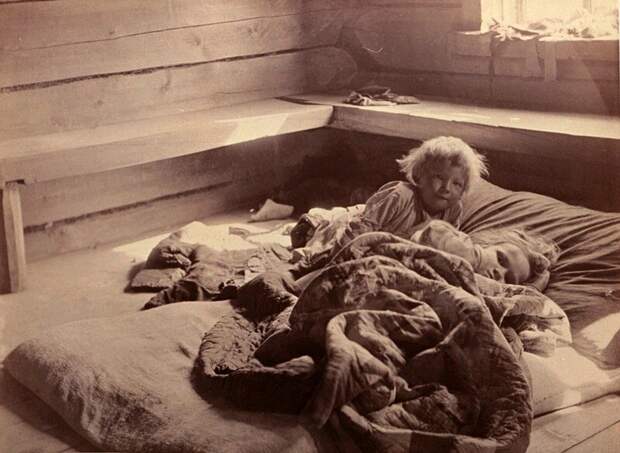 Крестьянские дети в избе, фото начала XX века