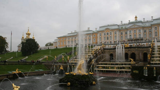Петербург выделит 30 млн рублей на содержание фонтанов в Петергофе