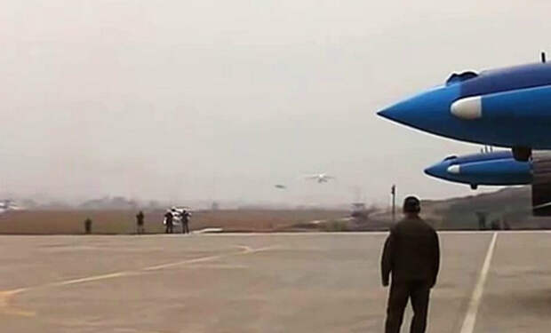 Су-30 идет ровно в одном метре над землей: пилот показывает недостижимое мастерство на видео